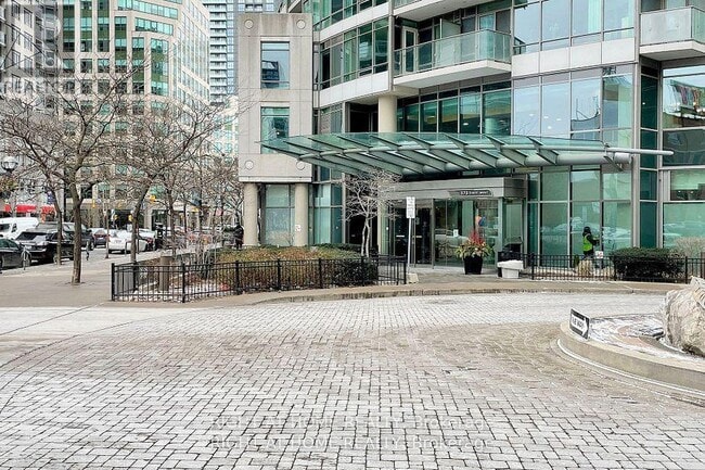 Building Photo - 373 Front St W