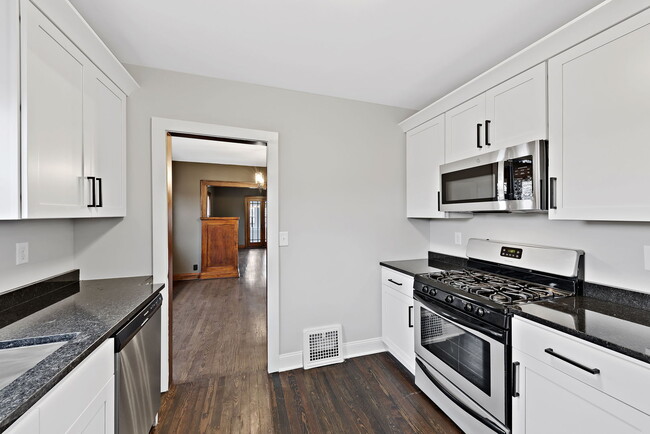 Building Photo - 544 S Schuyler Ave