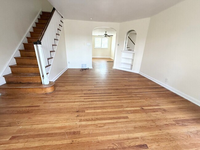 Building Photo - Gorgeous 3-Bed Townhome in Lawncrest! Available NOW!