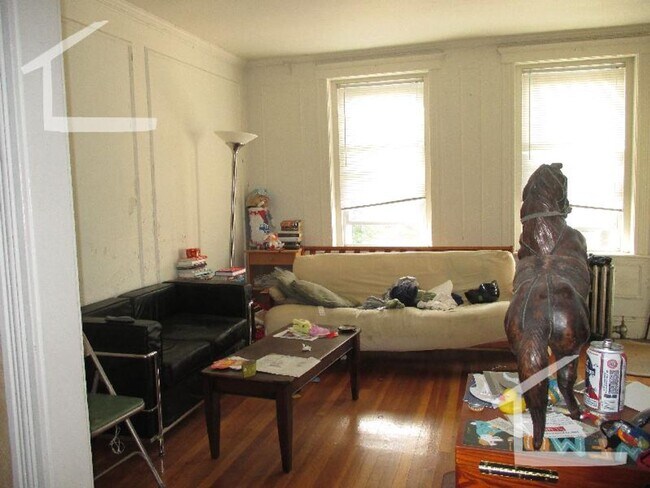 Building Photo - 2Br/1Bth, ready to move in, Heat/Hot Water included, Laundry in building