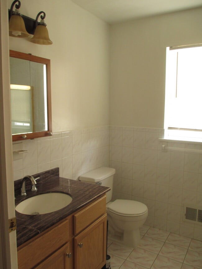 Baño 1 - 523 Lidgerwood Ave