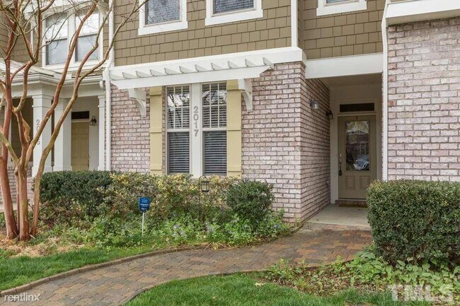 Building Photo - 2 br, 2.5 bath Townhome - 2017 Freeport Drive