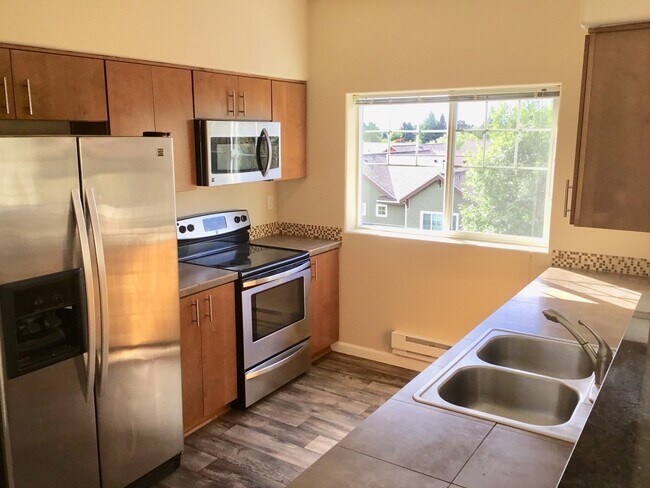 Building Photo - **Move-in by 3/31 and get $500 off first f...