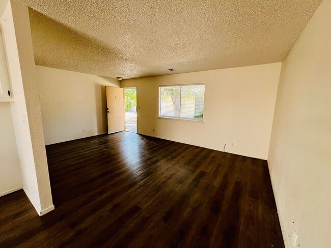 Building Photo - 753