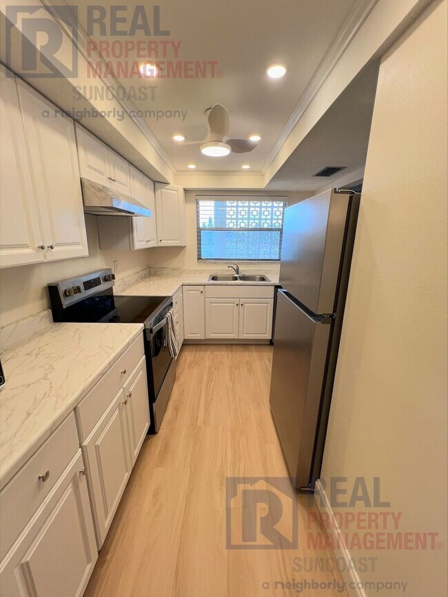 Foto del edificio - 2280 Stickney Point Rd