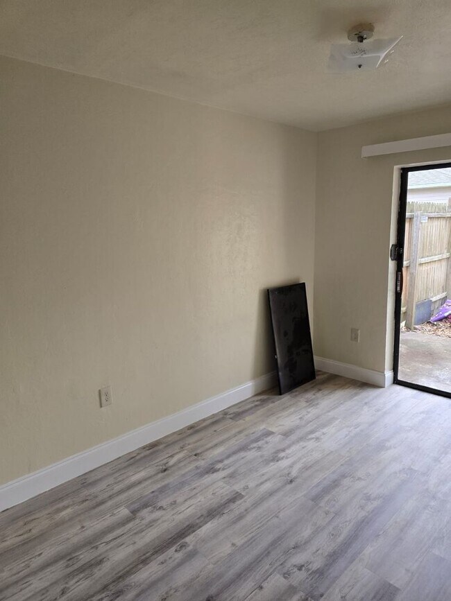 Foto del edificio - Beautiful 2 bedroom 1 bathroom Single Fami...