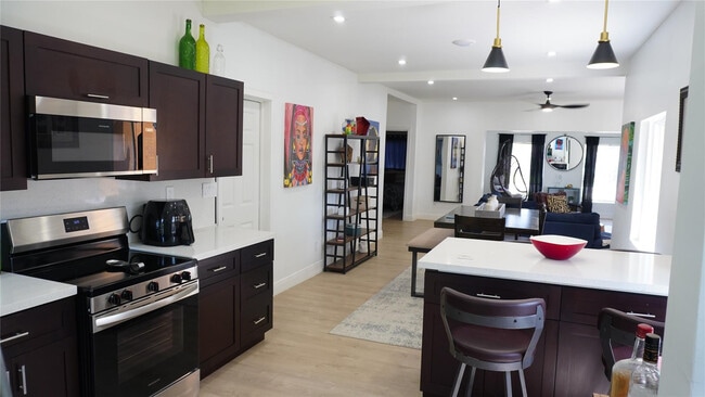 Building Photo - 1011 Sharar Ave