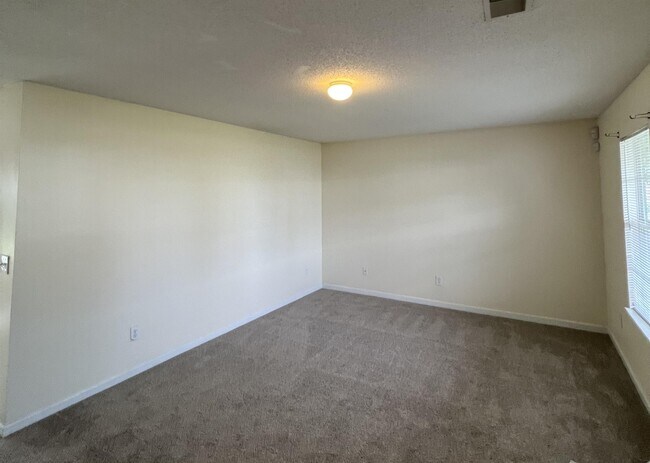 Foto del edificio - 221 Fox Grove Cir