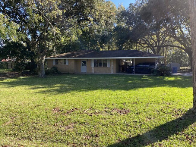 Photo - Charming 2 Bedroom Rental with Wood Floors in Port Allen! Apartment