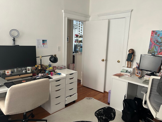 Building Photo - 233 Kelton St