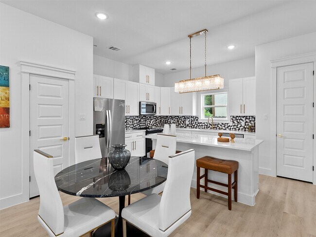 Foto del edificio - 821-821 North Loop