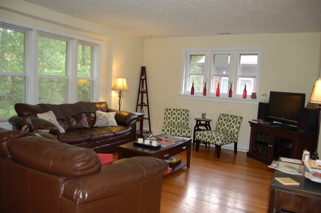Foto del edificio - 7359 Amherst Ave