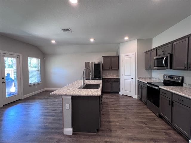 Building Photo - 900 Willow Ln