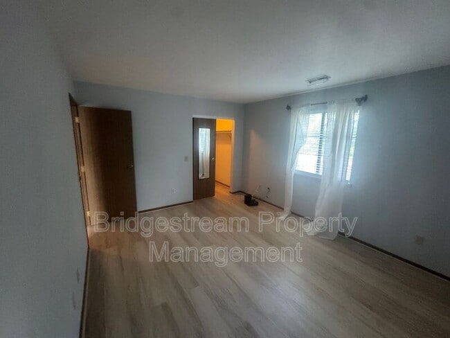 Building Photo - 5251 Belle Isle Dr