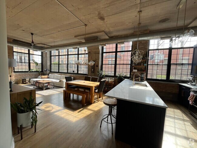 Building Photo - 17 N Loomis St