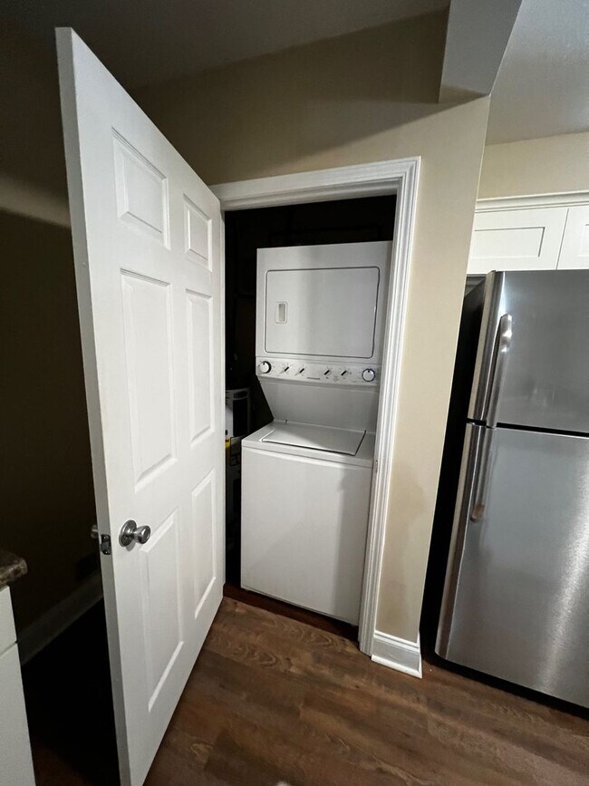 Building Photo - 2 Bedroom / 1 Bath  Johnson City, TN