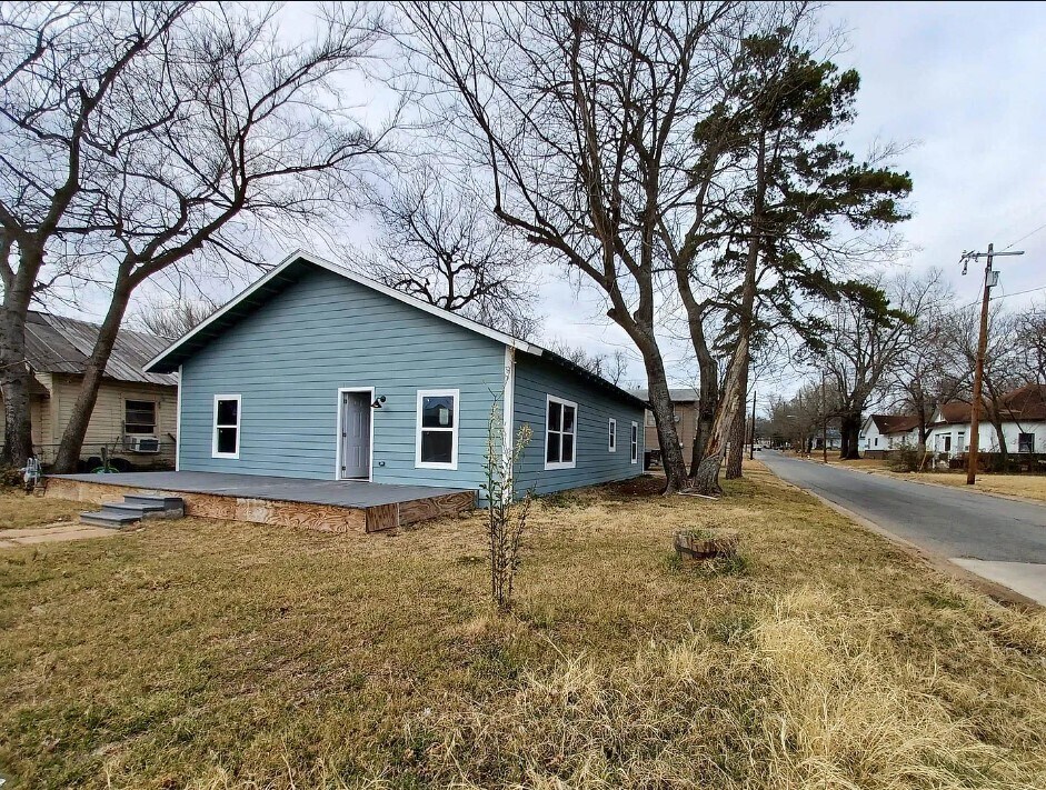 575 E Houston St, Paris, TX 75460 House Rental in Paris, TX