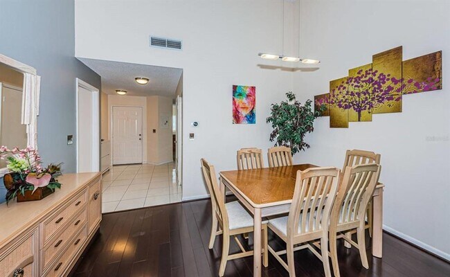 Foto del edificio - 6151 Bahia Del Mar Blvd S