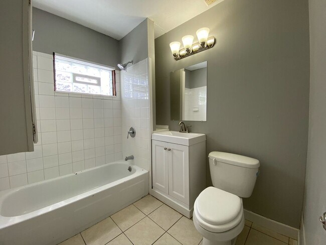 Building Photo - Extraordinary 4 Bedroom 1.5 Bathroom Townh...
