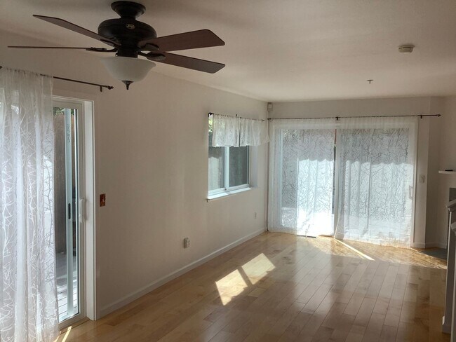 Foto del edificio - Updated 2 bedroom, 2 1/2 bathroom townhouse in downtown Sebastopol