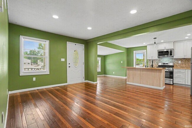 Foto del edificio - Completely remodeled home located on the north side of South Bend