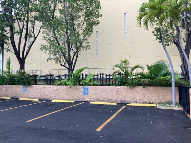 Foto del edificio - 18100 Atlantic Blvd