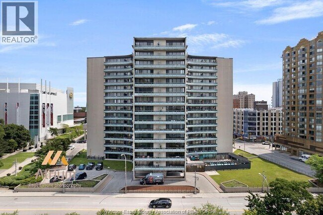 Photo du bâtiment - 111 Riverside Dr E