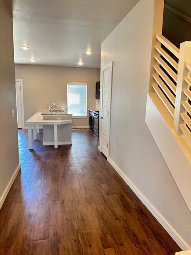 Foto del edificio - Beautiful 2 Story Duplex - Edmond Schools - Open Concept