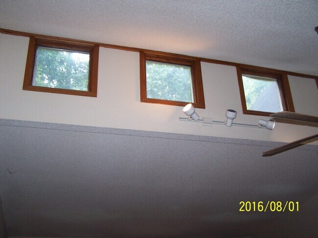 Building Photo - RENOVATED CUL-DE-SAC SPLIT LEVEL IN LASSIT...