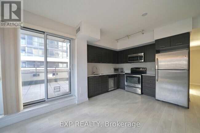 Photo du bâtiment - 2220 Lake Shore Blvd W