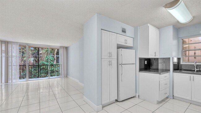 Building Photo - 8810 Fontainebleau Blvd