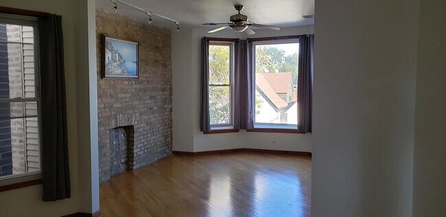 Foto del edificio - 2114 N California Ave