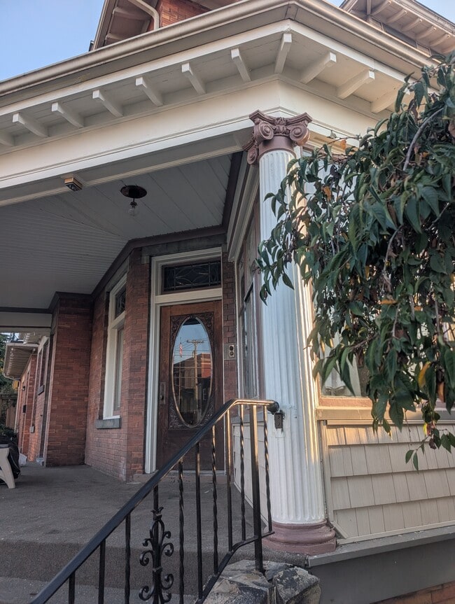 Building Photo - 601 Crescent Ave