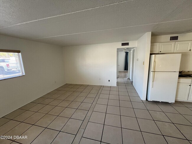 Building Photo - 400 Oakridge Blvd
