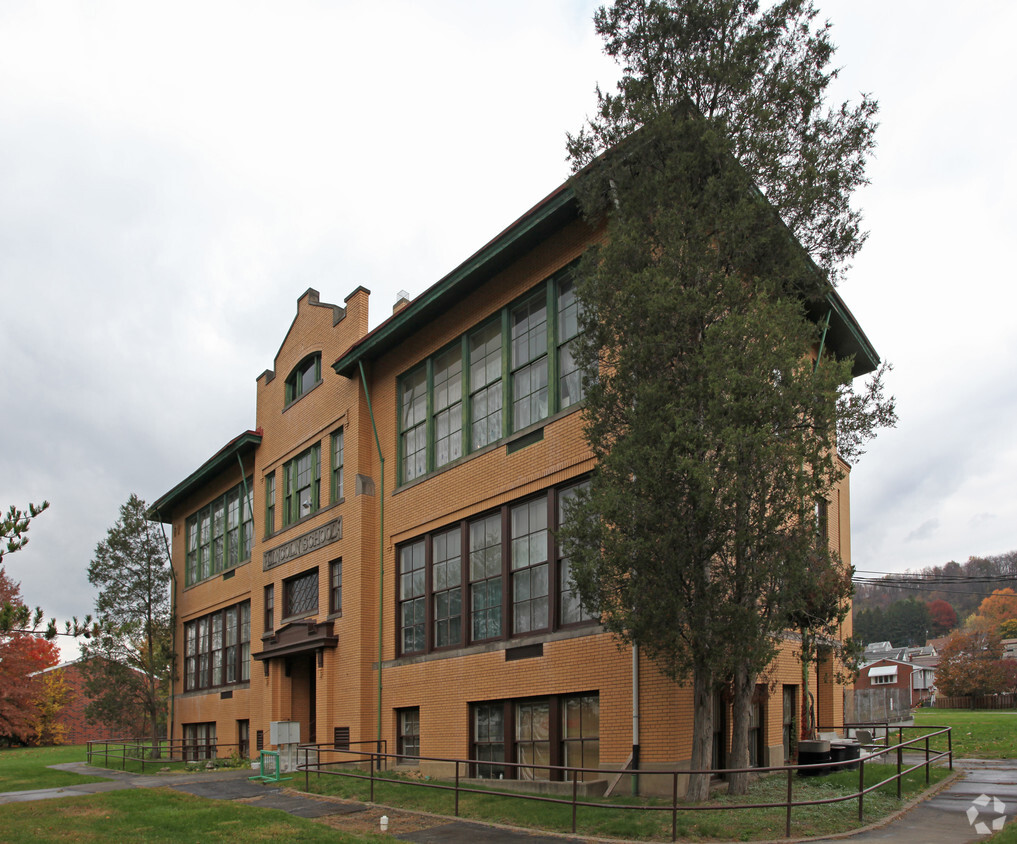 Primary Photo - Lincoln School Apartments