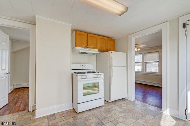 Building Photo - 24 Oakwood Ave