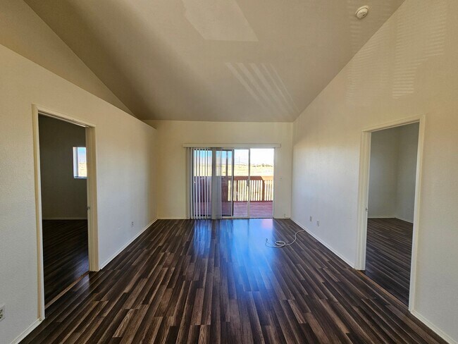 Building Photo - Upstairs/ Spacious/ 2 bedrooms / 2 bathrooms