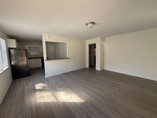 Foto del edificio - Cozy Pet-Friendly, 2-Bedroom, 1-Bath Duple...