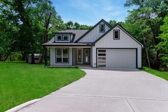 Building Photo - 90 Piping Rock Pl