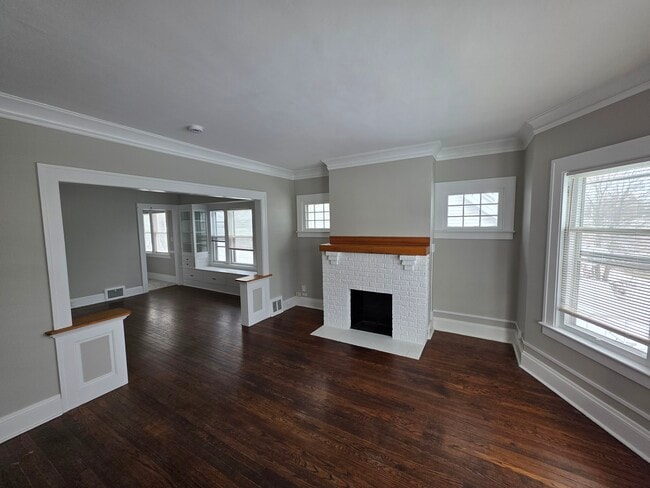 1648 Living Room - 1646 Waterbury Rd