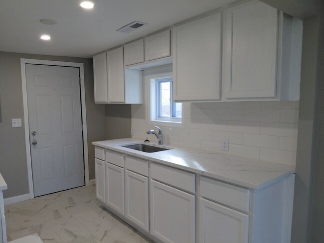 Building Photo - 1949 Beck St