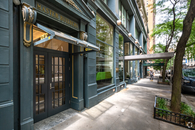 Entrada - 12 E 12th St