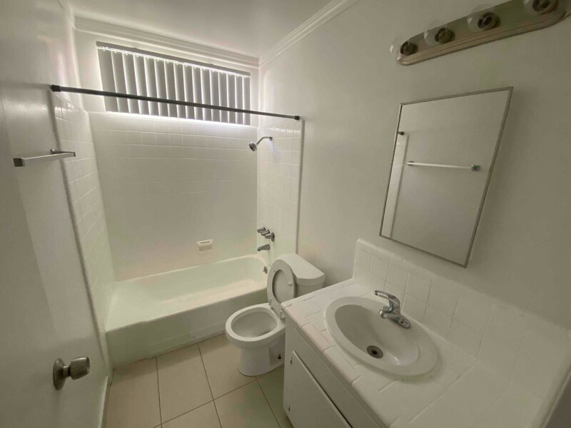 Foto principal - 8010 Owensmouth Ave