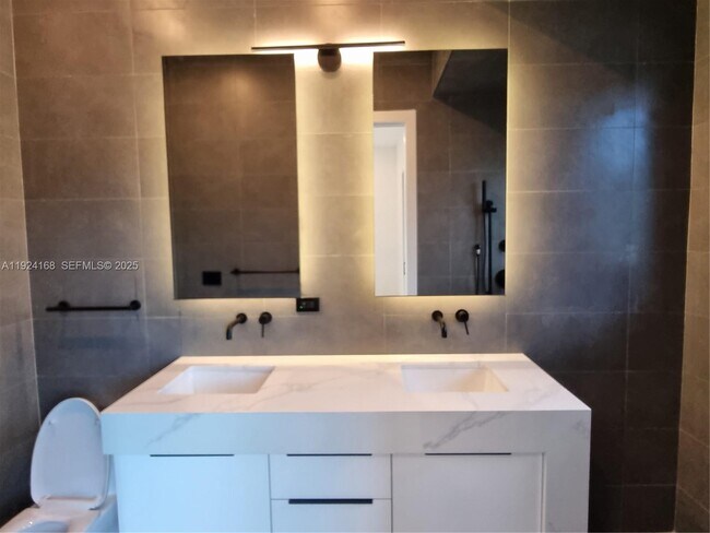 Foto del edificio - 810 NE 14th Pl