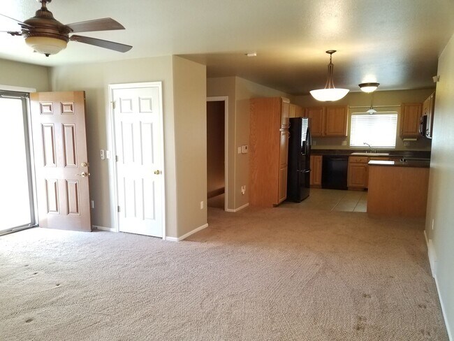 Building Photo - House For Lease
