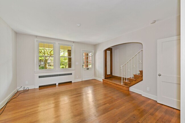 Building Photo - Charming Rowhome with Garage in Prime Glov...