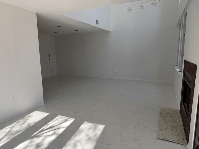 Building Photo - 798 Spinnaker Ct