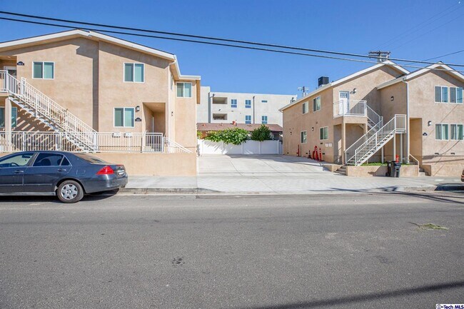 Building Photo - 9920 Pinewood Ave