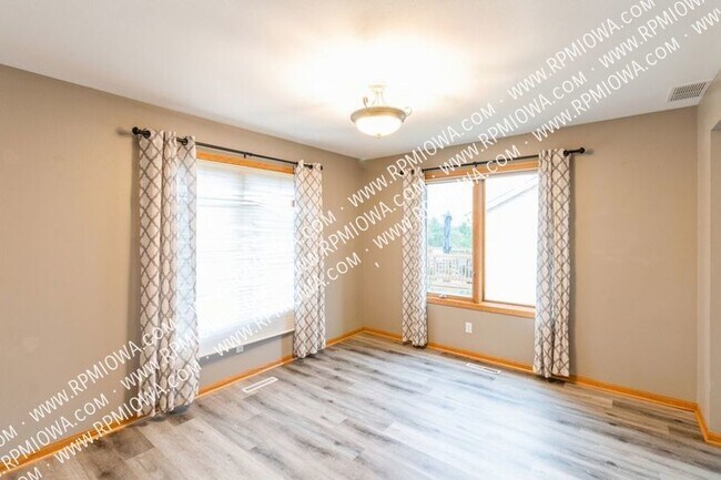 Building Photo - EXPANSIVE BACK YARD!! 4 Bedroom, 3.5 Bath ...