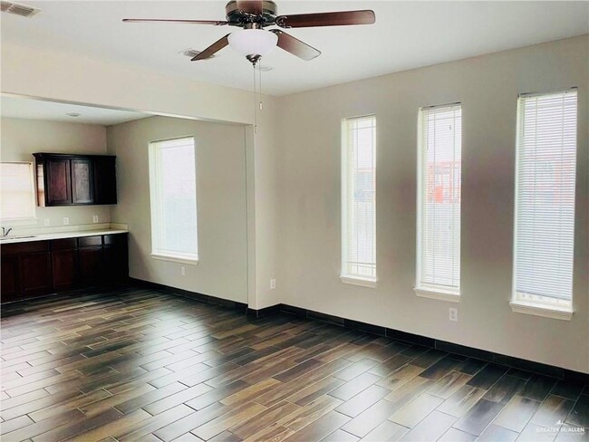 Building Photo - 207 Fig Dr